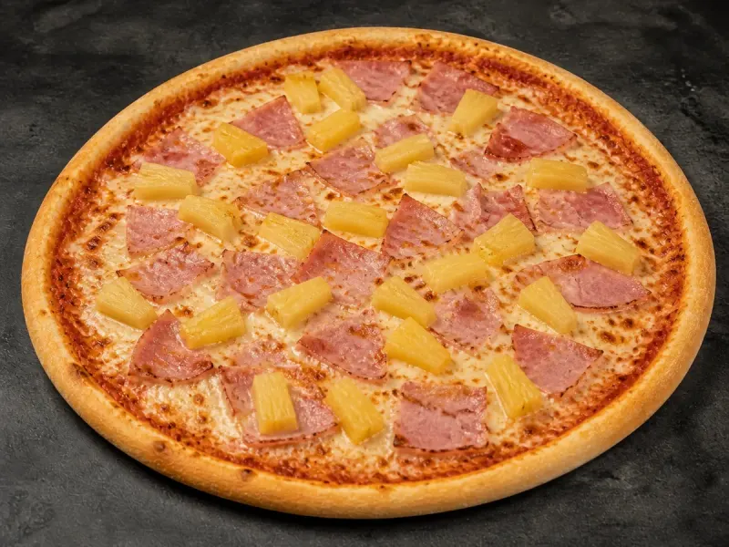Hawaii-pizza med skinka och ananas.