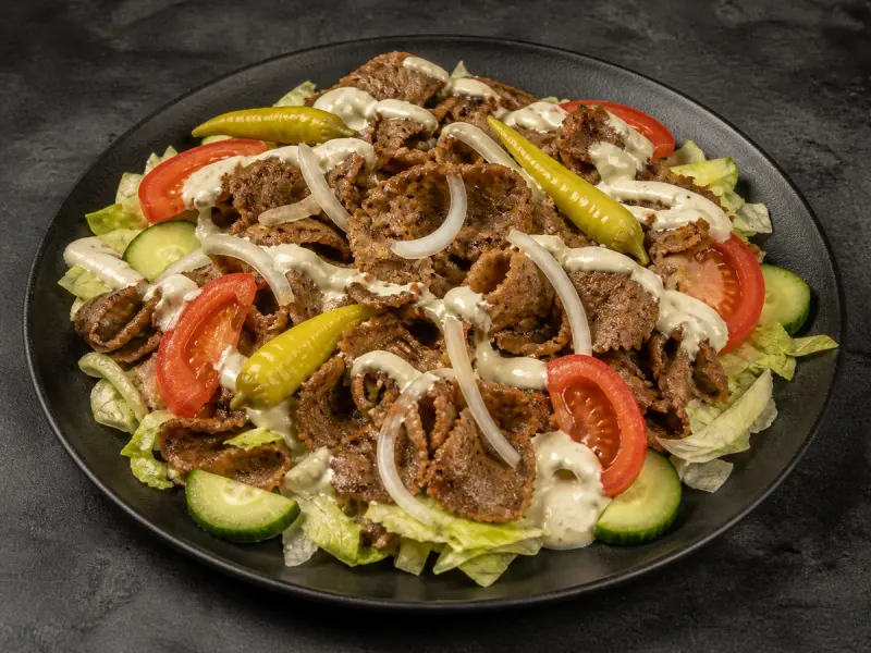 Kebabtallrik med kebabkött, sallad, tomat, gurka, lök och feferoni.